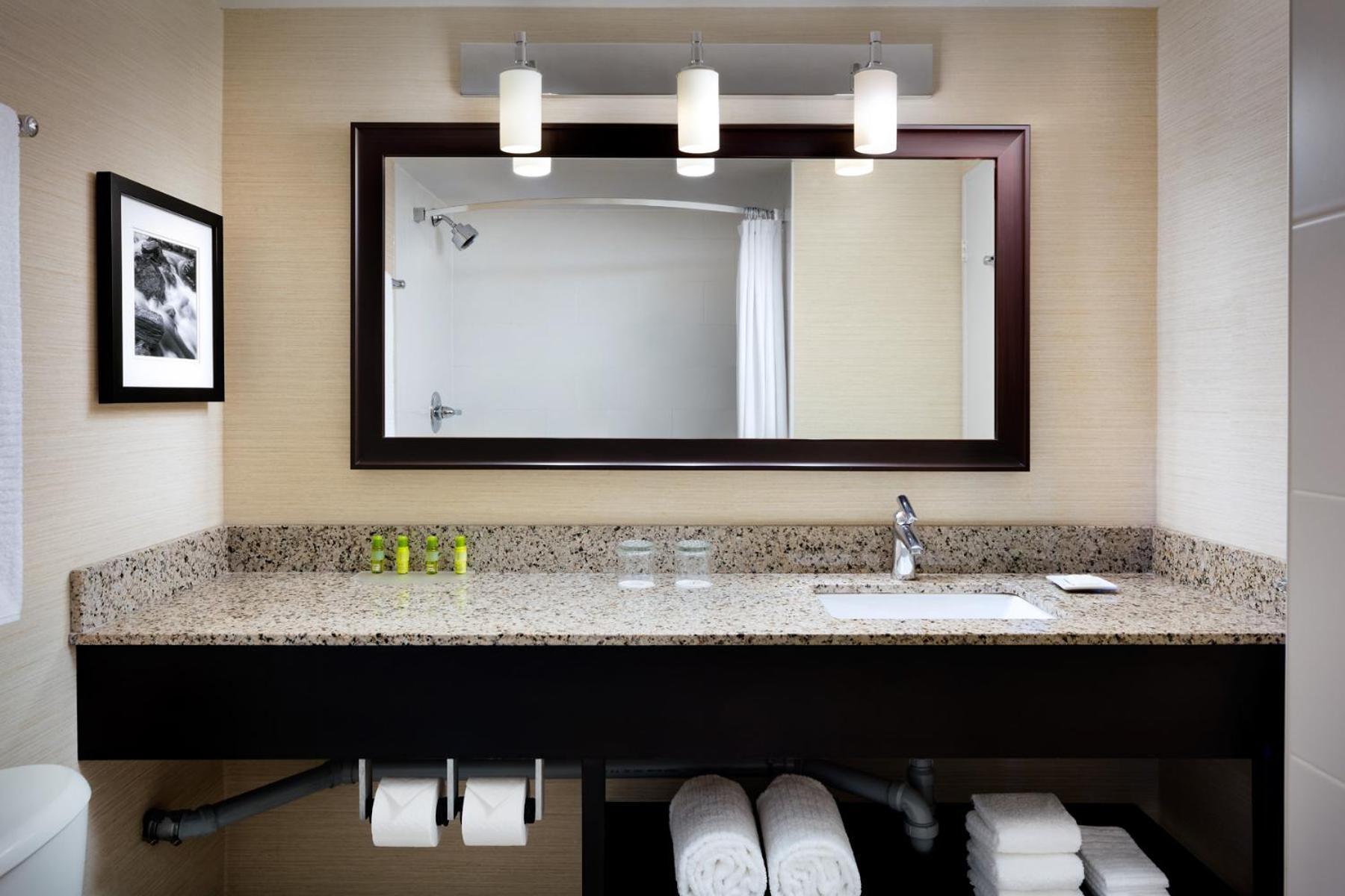 Hotel Delta By Marriott Waterfront 4*