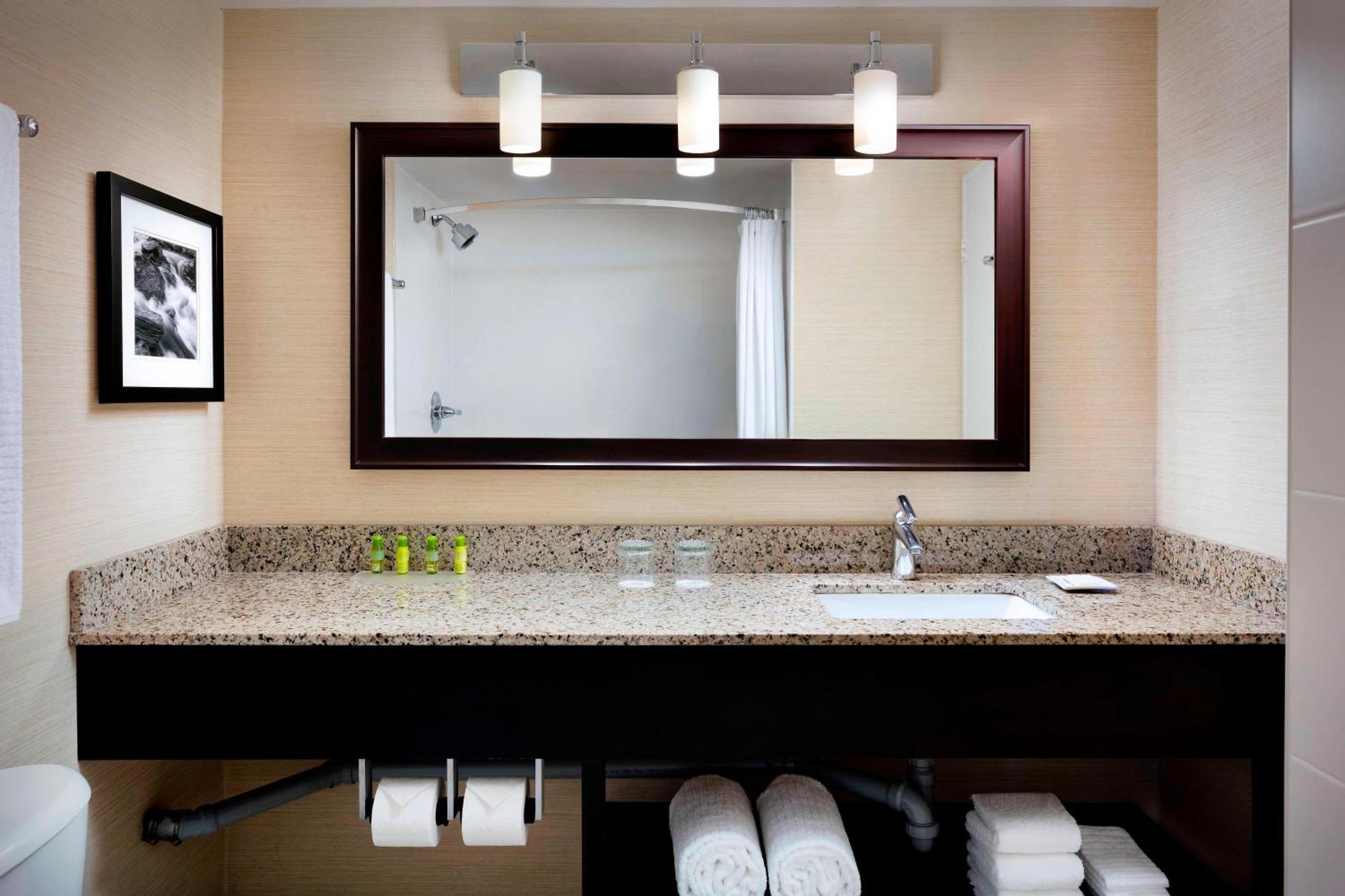 Hotel Delta By Marriott Waterfront 4*