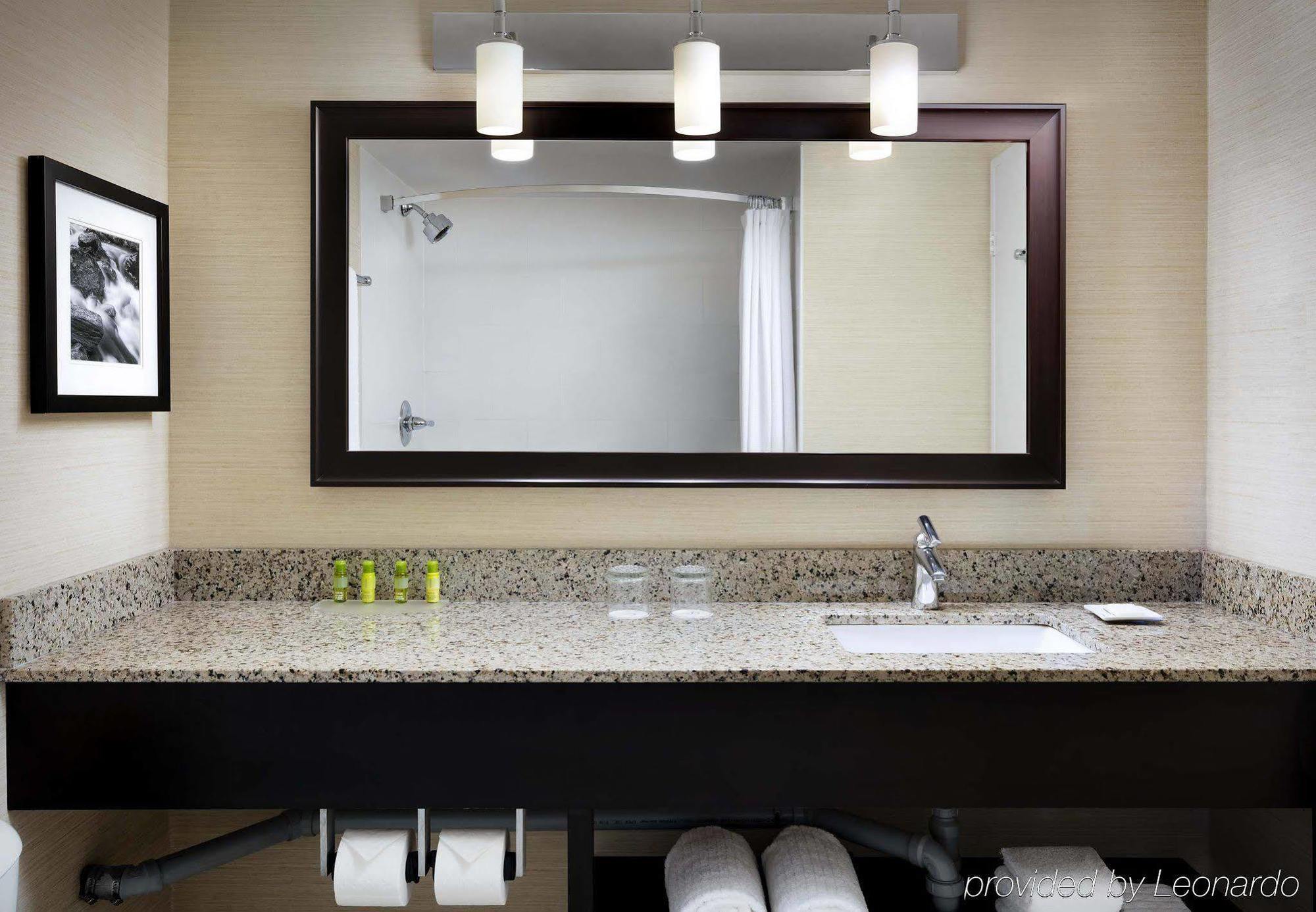 Delta By Marriott Waterfront 4*