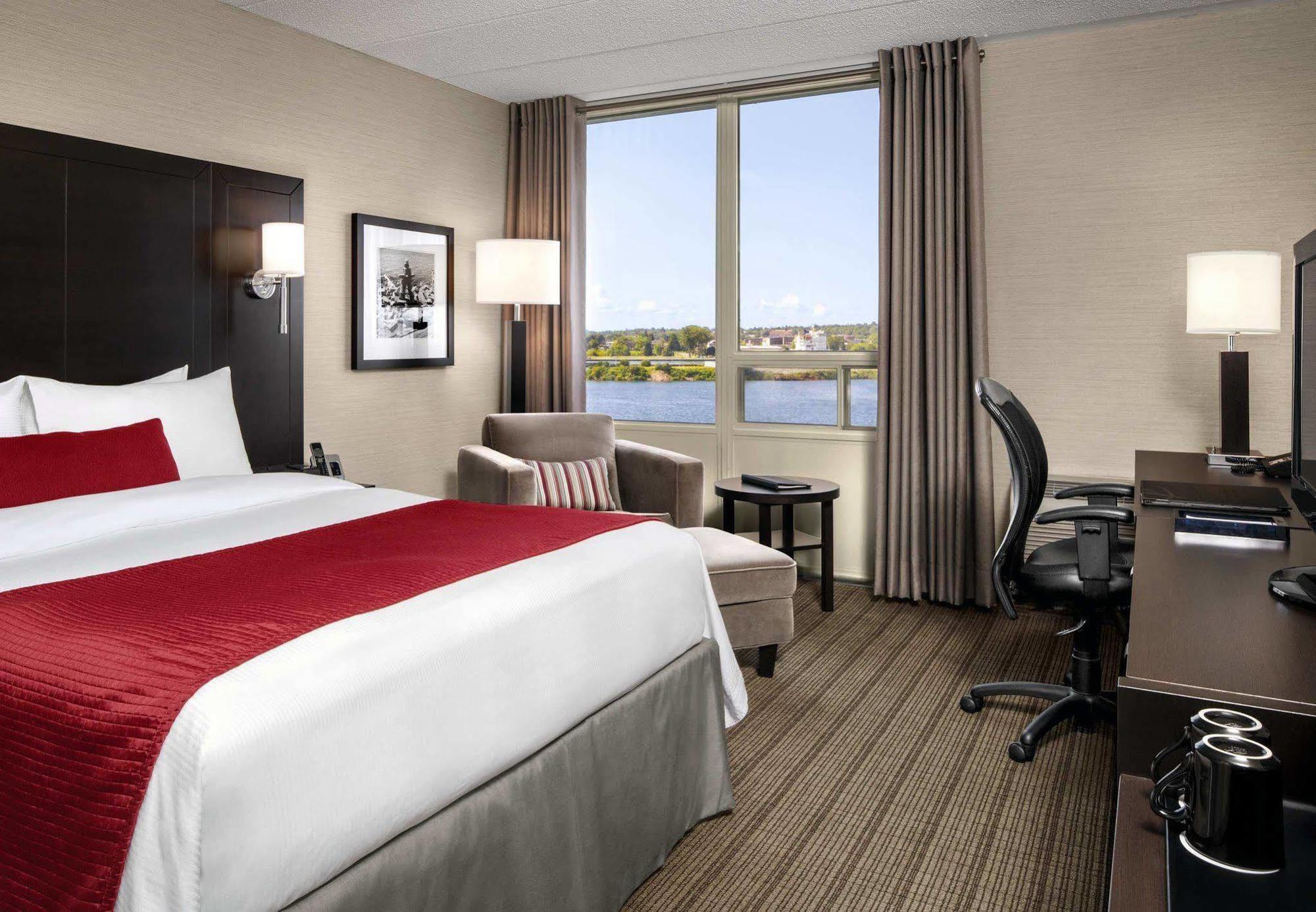 Delta By Marriott Waterfront 4*